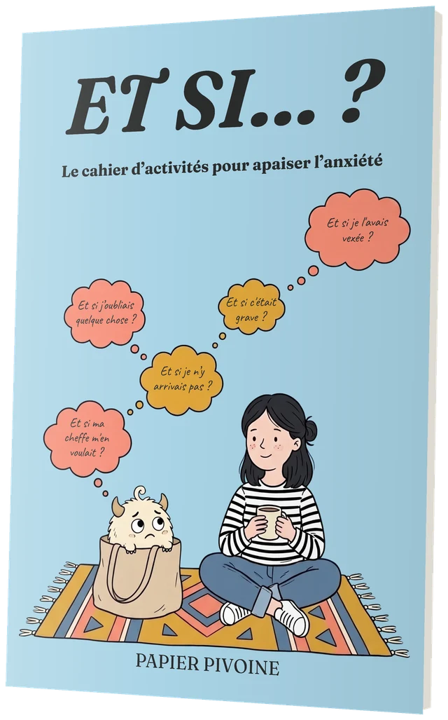 Le carnet ET SI… ?, couverture bleue : une femme assise sur un tapis avec sa tasse, et Gribouille, un petit monstre, caché dans un sac.